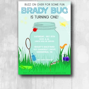 Könnte beinhalten: Eine blaue und grüne Geburtstagseinladung für den ersten Geburtstag eines Jungen. Die Einladung zeigt ein Einmachglas mit einem roten Marienkäfer darauf und den Text "Buzz on over for some fun Brady Bug is turning one!" Die Einladung enthält auch das Datum, die Uhrzeit und den Ort der Party. Der Text "RSVP to the bugkeeper at mommybug@email.com" befindet sich am unteren Rand der Einladung.