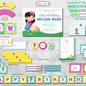 Könnte beinhalten: Ein Set mit druckbaren Partydekorationen für eine 4. Geburtstagsparty mit dem Thema Splash Bash. Die Dekorationen umfassen Cupcake-Verpackungen, Dekorationen für Geschenktüten, Geschenkanhänger, Serviettenringe, Strohhalm-Flaggen, eine Wimpelkette, Wasserflaschen-Verpackungen, Saftbox-Verpackungen, Etiketten für Leckereien und Tischkarten. Die Dekorationen zeigen ein Mädchen mit einem blau-weiß gestreiften Badeanzug, einer rosa Schleife und einem Strandball.