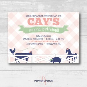 Op de afbeelding: Roze en groene verjaardagsuitnodiging met een ruitjespatroon. De uitnodiging luidt "Saddle up & trot over to play...it's Cay's second birthday!!" en bevat details voor het feest, inclusief de datum, tijd, locatie en contactgegevens.