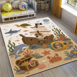 Puede incluir: Una alfombra rectangular con una colorida escena submarina que muestra un barco pirata capitaneado por un gato, un submarino amarillo con un oso, un cofre del tesoro, un delfín, una tortuga marina, un cangrejo, una medusa, estrellas y coral.
