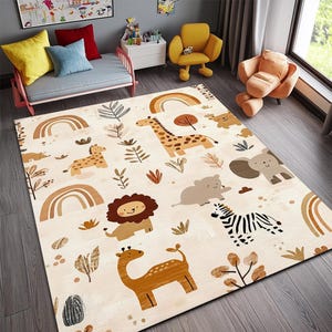 Könnte beinhalten: Beiger Teppich mit einem skurrilen Safari-Tiermotiv. Der Teppich zeigt eine Giraffe, einen Löwen, ein Zebra und einen Elefanten sowie Regenbogen und Blätter. Der Teppich ist für ein Kinderzimmer konzipiert.