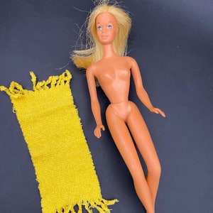 Vintage 1970s The Sun Set Malibu Barbie Doll with Yellow Towel #1067 TNT Original