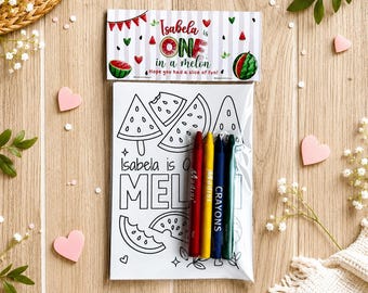 Puede incluir: Un juego de colorear de cumpleaños con temática de sandía con crayones. El juego incluye una página para colorear con rodajas de sandía y el texto "Isabela is ONE in a melon." Los crayones son rojos, amarillos, azules y verdes.