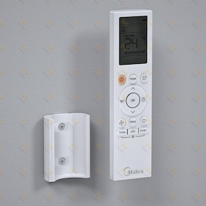 Peut inclure: Télécommande blanche Midea pour climatiseur, affichant 24 degrés sur l'écran numérique. Elle comporte plusieurs boutons et un support mural blanc. La température est affichée en degrés Celsius.
