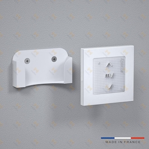 Peut inclure: Panneau de commande et support muraux blancs. Le panneau de commande comporte des boutons haut, stop et bas. Le support comporte deux vis pour le montage. "MADE IN FRANCE" est en bas.