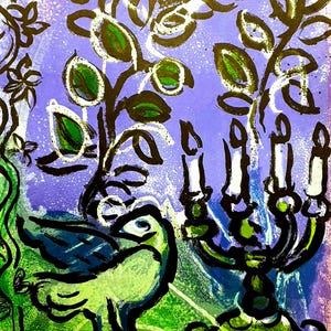 Op de afbeelding: Een kleurrijk abstract schilderij met een groene vogel, zwarte takken en een witte kandelaar met zwarte kaarsen. De achtergrond is een paarse en blauwe waslaag.