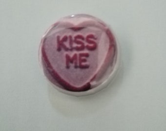 Kiss me sweet badge