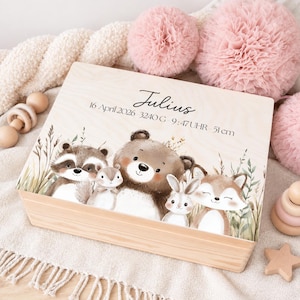 Könnte beinhalten: Eine rechteckige Holzkiste mit einem Aufdruck von Waschbär, Eichhörnchen, Bär, Hase und Fuchs. Der Text lautet Julius, 16 April 2026, 3240 G, 9:47 UHR, 51 cm. Die Kiste hat eine helle Holzmaserung und einen flachen Deckel.