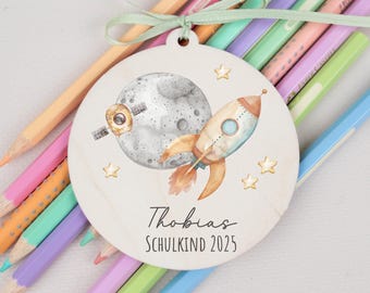 Ciondolo a forma di cono scolastico a forma di spazio, ciondolo a forma di cono scolastico personalizzato a forma di razzo, regalo per bambini, regali per l'iscrizione a scuola dei ragazzi.