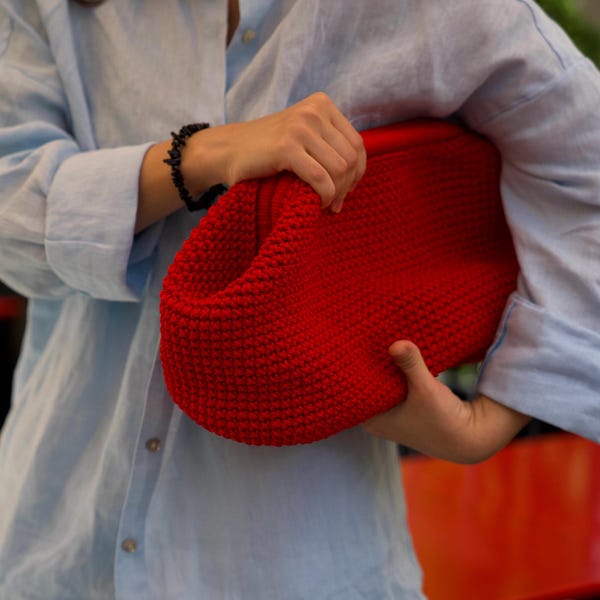 Pochette oversize all'uncinetto rosso: borsa a marsupio a forma di gnocco
