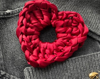 Coletero de satén rojo con forma de corazón: accesorio para el pelo de San Valentín