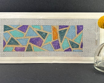 Geometrisches Lesezeichen mit orangefarbenem Akzent - wunderbares Projekt und Geschenk für sich selbst oder einen geliebten Menschen.  Canvas ist #14 Maschen-Schnellstich!
