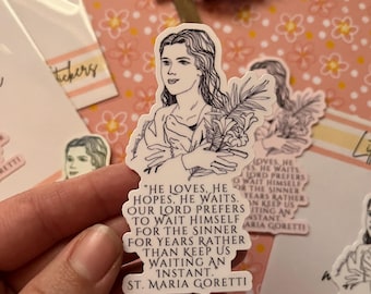 Puede incluir: Una pegatina blanca con una ilustración en blanco y negro de una mujer con una cita sobre Santa María Goretti. La cita dice: "Él ama, él espera, él espera. Nuestro Señor prefiere esperar él mismo al pecador durante años en lugar de hacernos esperar un instante. Santa María Goretti."