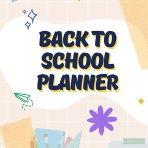Op de afbeelding: Een kleurrijk Back to School Planner-ontwerp met een lichtperzikkleurige achtergrond. De tekst "BACK TO SCHOOL PLANNER" is in marineblauw en wit. Decoratieve elementen zijn sterren, washitape en een paarse bloem.