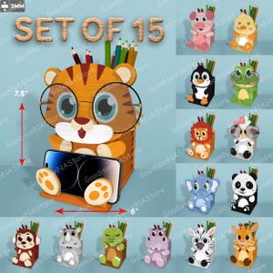 Peut inclure: Un ensemble de 15 organiseurs de bureau en bois, chacun avec un design animalier différent. L'organisateur principal est un tigre avec des lunettes, tenant un téléphone. L'ensemble comprend un cochon, un canard, un pingouin, un crocodile, un lion, un mouton, un éléphant, un panda, un singe, un rhinocéros, un dinosaure, un hippopotame, un zèbre et un lapin.
