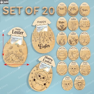Może przedstawiać: Zestaw 20 drewnianych dekoracji w kształcie jajek wielkanocnych. Niektóre jajka mają szczelinę na pieniądze, z motywami króliczków, jagniąt i kwiatów. Inne jajka przedstawiają ilustracje wielkanocne i napis "Happy Easter".