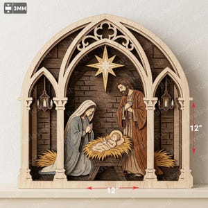 Peut inclure: Une crèche de Noël en bois multicouche représentant une étoile centrale, Marie, Joseph et l'enfant Jésus dans une mangeoire. La structure présente des cadres gothiques arqués, mesure 30,48 cm sur 30,48 cm et est faite de bois de 3 mm.