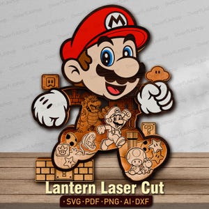 Peut inclure: Une décoration murale en bois multicouche représentant un grand personnage Mario coloré avec une casquette rouge et des gants blancs. La couche arrière présente des illustrations gravées de Bowser, une plante piranha, un champignon et une étoile. Le texte indique Lantern Laser Cut, SVG, PDF, PNG, AI, DXF.