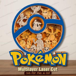 Puede incluir: Una pieza de arte mural de madera cortada con láser en varias capas con forma de Poké Ball azul y naranja, que presenta ilustraciones grabadas de varios personajes Pokémon y un entrenador. La palabra Pokémon aparece en letras 3D grandes.