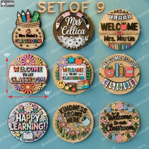 Puede incluir: Un conjunto de nueve decoraciones de aula de madera. El conjunto incluye letreros redondos con frases como "Bienvenido a mi clase" y "¡Feliz aprendizaje!" y nombres de profesores. Cada letrero mide aproximadamente 25 cm de diámetro y presenta diseños coloridos con flores, manzanas y lápices.