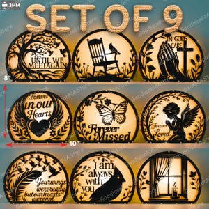 Könnte beinhalten: Set aus 9 dekorativen Holzlampen, jede mit einzigartigem Design und Text. Designs umfassen einen Baum, einen Schaukelstuhl, betende Hände, ein Herz, einen Schmetterling, einen Engel, Federn, einen Vogel und ein Fenster. Jede Lampe ist ca. 20 cm hoch und 25 cm breit.