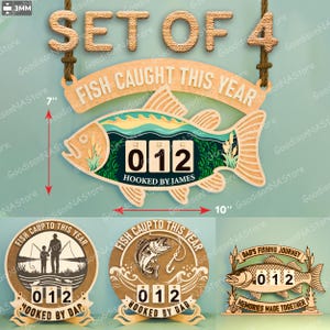 Puede incluir: Un conjunto de cuatro letreros de madera con temática de pesca. El letrero principal es un diseño en forma de pez, de 25,4 cm de ancho y 17,8 cm de alto, con el texto "FISH CAUGHT THIS YEAR" y un contador que muestra "012".