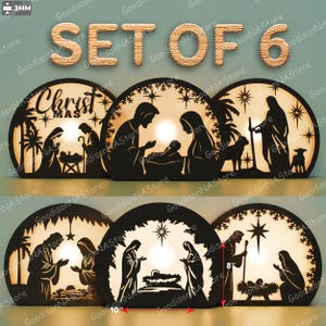 Op de afbeelding: Set van zes houten kerstversieringen met kerststalscènes. Elk stuk heeft een silhouetontwerp met een warm, gloeiend licht. De tekst "Christ MAS" is zichtbaar op één stuk. Elk stuk is ongeveer 25 cm breed en 20 cm hoog.