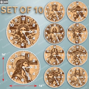 Könnte beinhalten: Ein Set aus zehn Wanduhren aus Holz, die jeweils Jesus Christus darstellen. Die Uhren sind rund, etwa 35,5 cm im Durchmesser, mit weißen Ziffern und Zeigern. Der Text "SET OF 10" ist oben sichtbar.