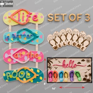 Puede incluir: Una colección de letreros de madera con temática playera. Un conjunto deletrea "life is better at the pool" con diseños de chanclas coloridas. Otro conjunto dice "WELCOME" en chanclas de madera. Un tercer letrero dice "hello SUMMER".