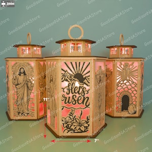 Puede incluir: Tres faroles de madera con intrincados diseños cortados con láser. Cada farol mide aproximadamente 18 cm de ancho y 28 cm de alto. Los diseños incluyen figuras religiosas, un amanecer y el texto "He is risen".