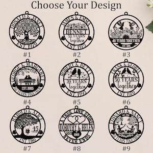 Op de afbeelding: Negen ronde zwarte lasergesneden ornamenten met diverse jubileumontwerpen met namen, datums en tekst zoals '40 YEARS TOGETHER' en 'A TRUE LOVE STORY'. Elk ornament heeft een klein lusje aan de bovenkant om op te hangen en is genummerd van &eacute;&eacute;n tot negen.