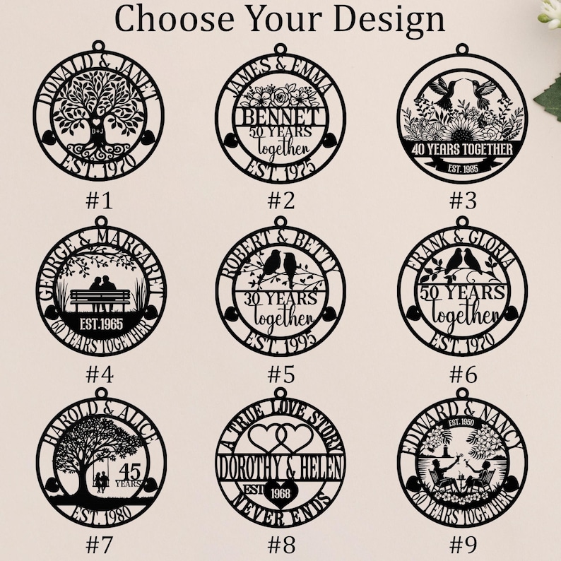 Op de afbeelding: Negen ronde zwarte lasergesneden ornamenten met diverse jubileumontwerpen met namen, datums en tekst zoals '40 YEARS TOGETHER' en 'A TRUE LOVE STORY'. Elk ornament heeft een klein lusje aan de bovenkant om op te hangen en is genummerd van &eacute;&eacute;n tot negen.