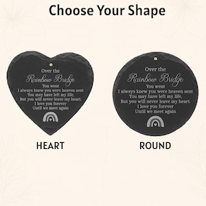 K&ouml;nnte beinhalten: Zwei Gedenksteine aus schwarzem Schiefer, einer herzf&ouml;rmig und einer rund, mit dem Text "Over the Rainbow Bridge". Der Text enth&auml;lt ein Gedicht und eine Regenbogen-Grafik. Oben im Bild steht "Choose Your Shape".