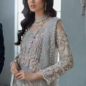 最新のパキスタンのウェディングドレス、インドの刺繍の服