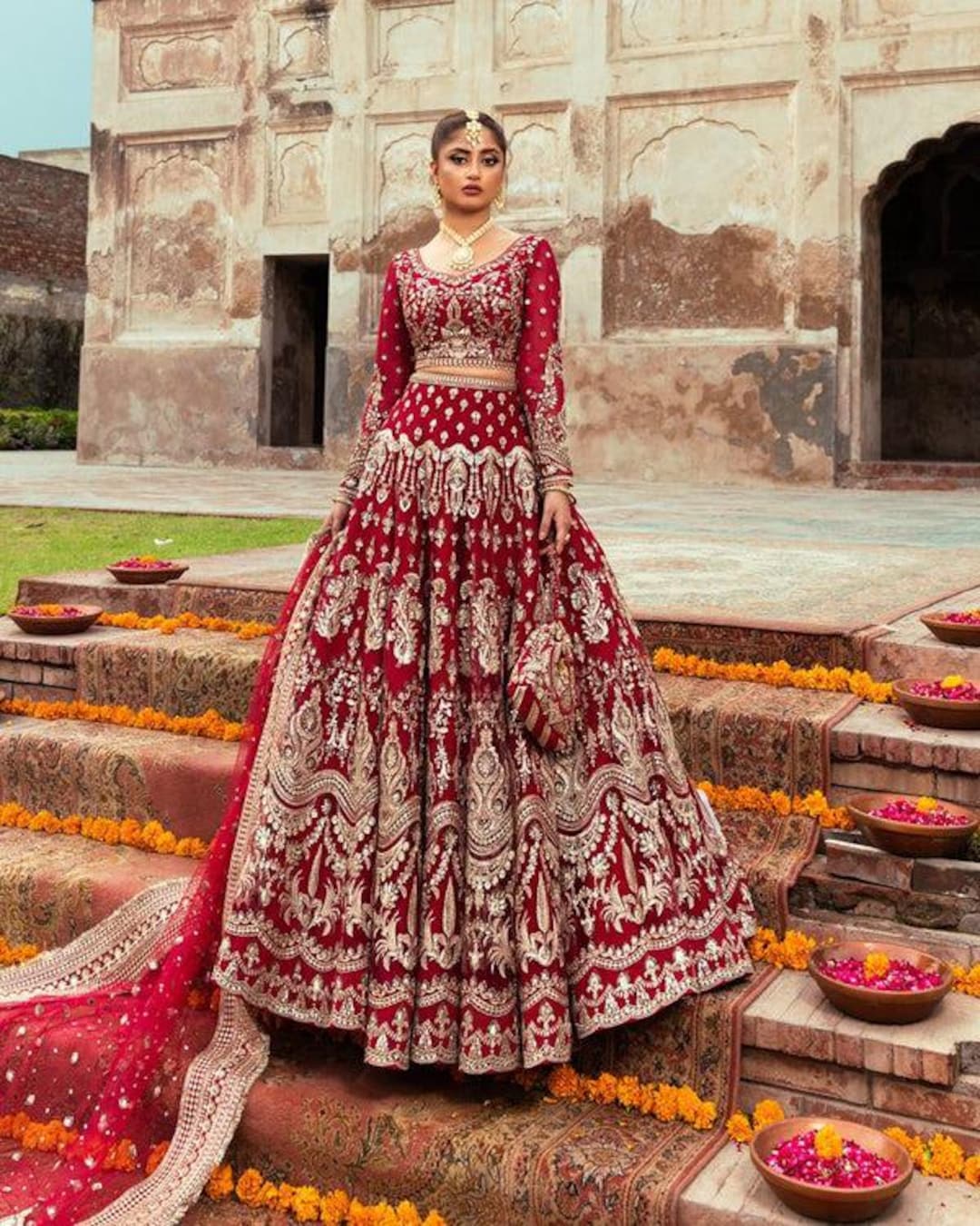 Lehenga レヘンガー (パーティー，結婚式に 着れる豪華な 手作り服です) マゼンタレッドのレヘンガ、パキスタンのウェディングドレス