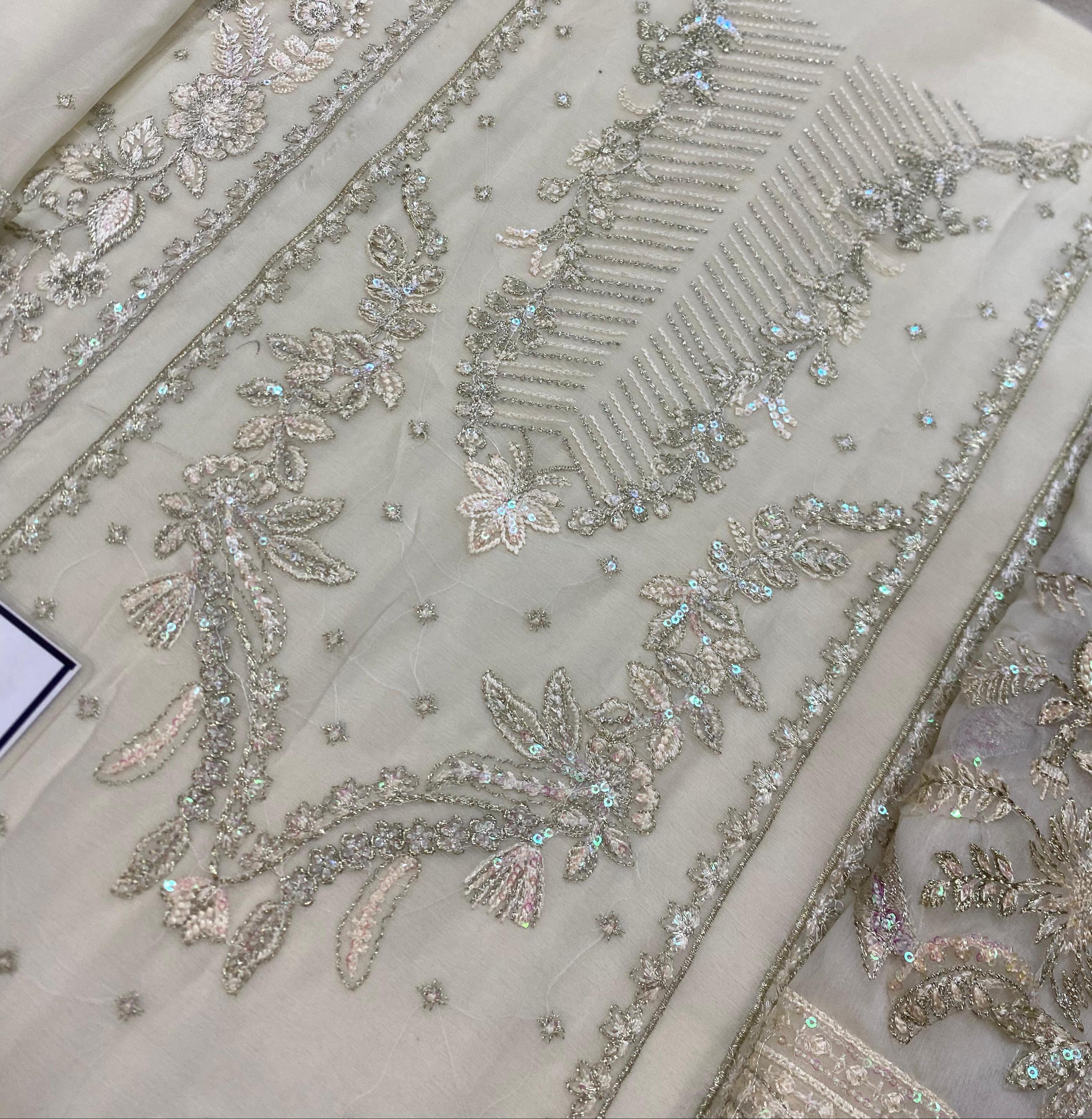 パキスタン/インド　ウェディングドレス 刺繍入りレヘンガドレス：パキスタン・インドのウェディング衣装