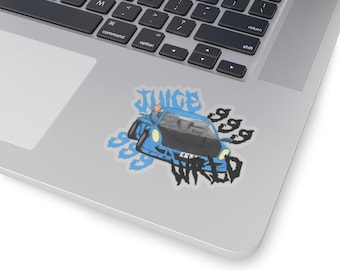Könnte beinhalten: Ein blaues Auto mit einer Person am Steuer. Das Auto hat die Worte "Juice Wrld" in Schwarz und Weiß darauf geschrieben. Das Auto ist von blauen und weißen 999ern umgeben.