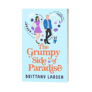 Può includere: Una copertina di libro con uno sfondo blu chiaro che presenta una coppia e un cane che camminano in un cuore floreale. Il titolo del libro è "The Grumpy Side of Paradise" di Brittany Larsen.