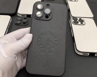 Funda de piel con diseño de cruz de herradura Iris para iPhone (17, 16 E, 15, 14, 13, 12, 11 Pro Max Plus, Opium Y2K). Diseño exclusivo en color negro. Ideal para regalar.