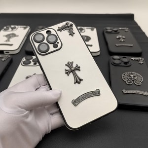 Étui pour téléphone 3D en cuir métallisé Cross Iris pour iPhone 16,15,14,13,12,11, Pro Max Plus Homme Femme Couple, design opium de l'an 2000 Coque blanche et noire Cadeaux