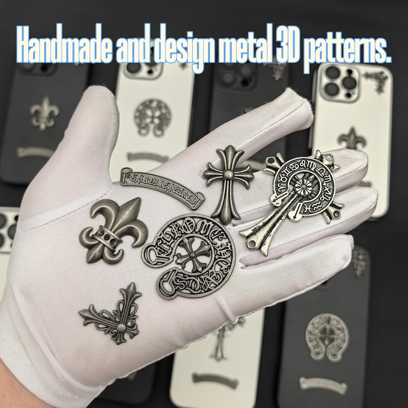 Puede incluir: Una mano enguantada de blanco sosteniendo varios patrones 3D de metal plateado, incluyendo cruces, flores de lis y una herradura con una cruz en el centro. El texto "Handmade and design metal 3D patterns." est&aacute; en la parte superior de la imagen.