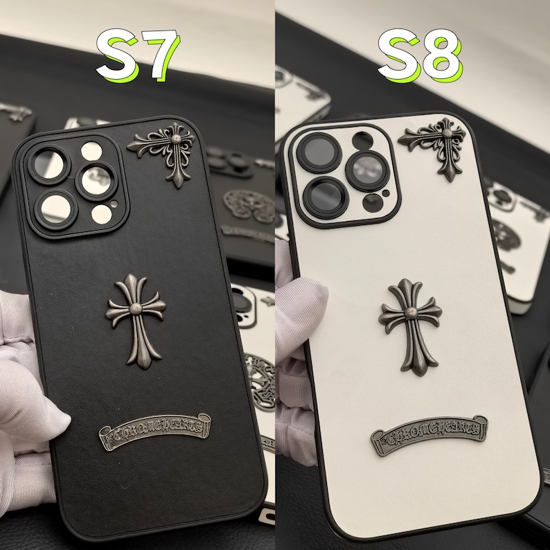Puede incluir: Dos fundas para tel&eacute;fono con un dise&ntilde;o de cruz en blanco y negro. Las fundas est&aacute;n etiquetadas como "S7" y "S8". La funda negra tiene una cruz negra y la funda blanca tiene una cruz plateada. Ambas fundas tienen un rollo plateado con el texto "Chrome Hearts" en ellas.
