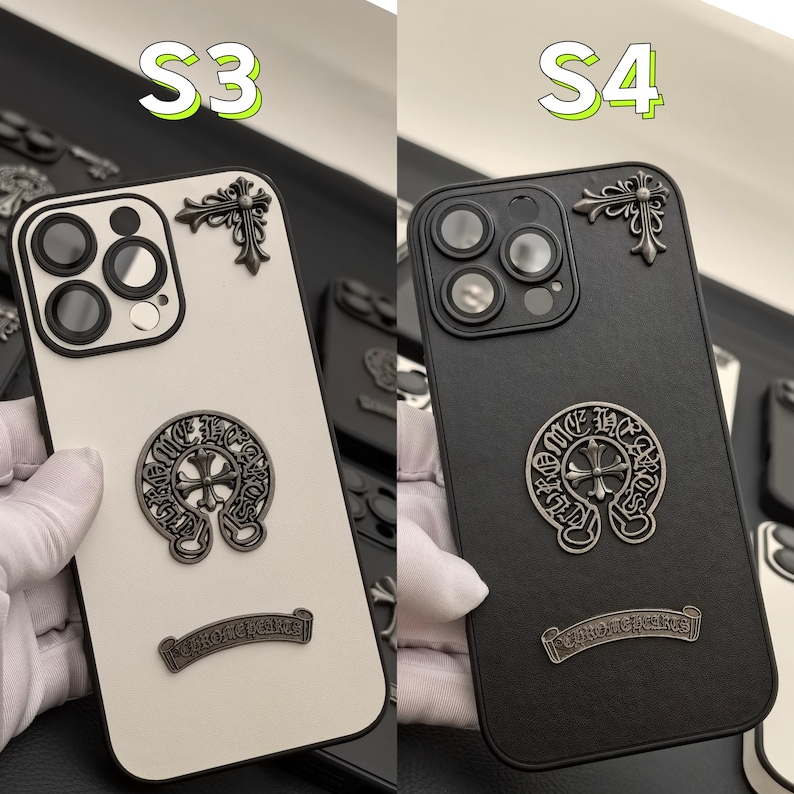 Puede incluir: Dos fundas para tel&eacute;fono con un dise&ntilde;o en blanco y negro. Las fundas presentan una cruz y una herradura con las palabras "Chrome Hearts" impresas en ellas. La funda de la izquierda es blanca y la funda de la derecha es negra.