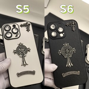Puede incluir: Dos fundas para tel&eacute;fono con un dise&ntilde;o de cruz negra y el texto "Chrome Hearts" sobre un fondo blanco y negro. Las fundas est&aacute;n etiquetadas como "S5" y "S6".