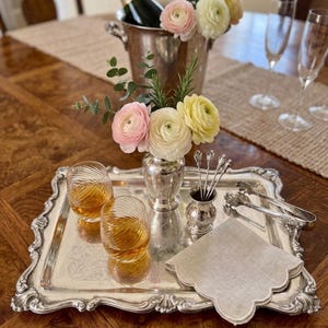 Plateau de toilette vintage argenté à bord festonné rococo et gravure florale | Plateau de bar, vide-poches ou présentoir à parfum style années 50
