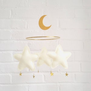 Mobile bébé Mario Etoiles en feutre et mini étoiles dorées surmonté d'une lune or par The Butter Flying image 10