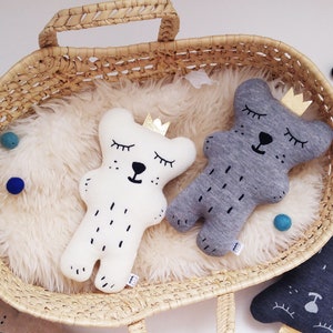 Neutrale knuffelbeer slaperig, knuffel ijsbeer, teddybeer, ijsbeer, beren, bosdier, knuffeldier, kraamcadeau, pluche