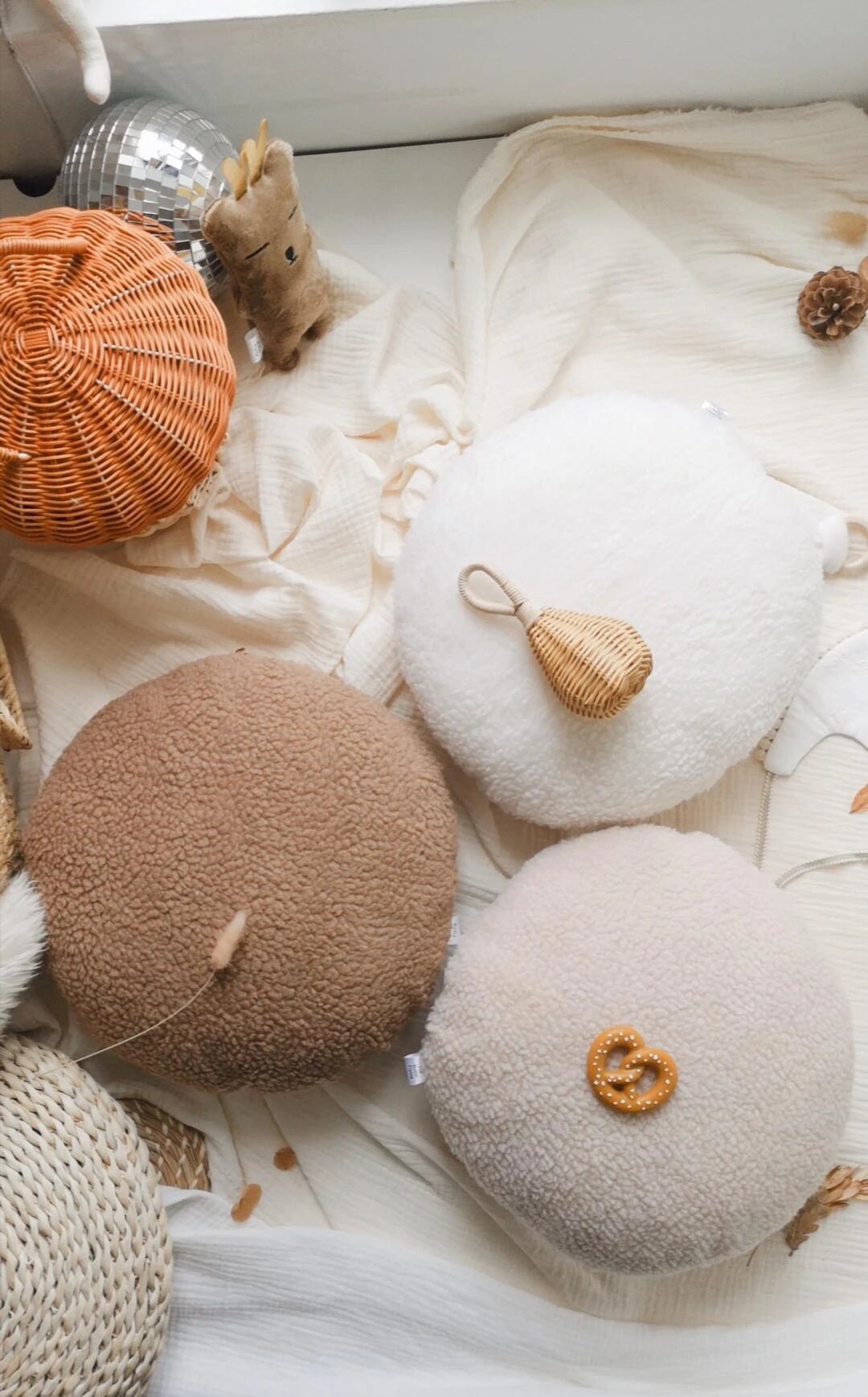 人気の新作 Boucle Brown and Beige Round Pillow Round Pillow, Decorative 枕