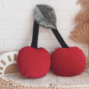 Cojín decorativo de terciopelo color cereza – Cojín artesanal con detalles frutales, decoración de verano