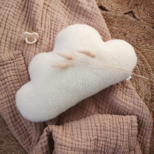 Cojín Nube - Decoración minimalista y cálida para la habitación del bebé - Cojín texturizado de nube relleno a mano - Regalo unisex para baby shower - Paleta Cloud Dancer